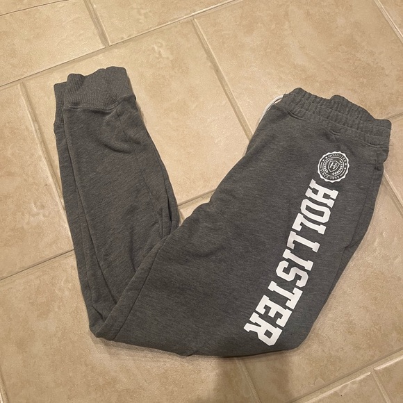 Small women’s gray hollister joggers! - Picture 2 of 3